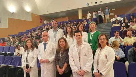 delegada y equipo directivo hospital en acto bienvenida EIR 2024 (1)