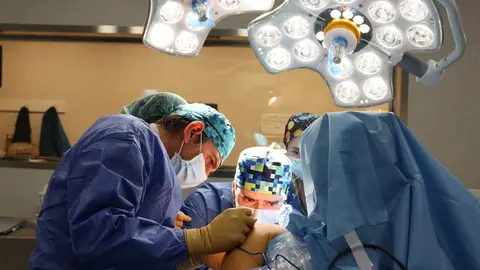 La t&eacute;cnica se desarrolla por un equipo multidisciplinar de Traumatolog&iacute;a, Anestesia y Enfermer&iacute;a (1)