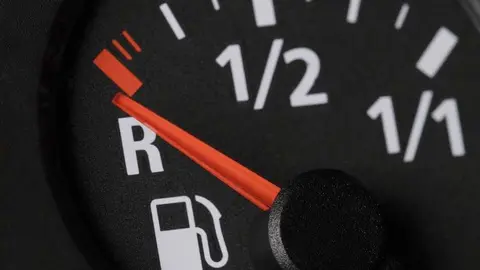 close-up-fuel-level-gauge-vehicle (1)