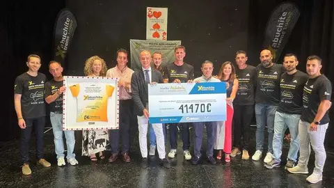 Entrega del cheque por parte del Club Deportivoa Abuchiteextreme (1)