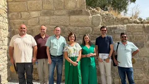 La alcaldesa y la concejala de Cultura junto a los t&eacute;cnicos (2)