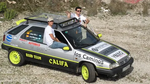 Los-lucentinos-Juan-Maria-y-Victor-Villa-junto-al-coche-con-el-que-participaran-en-UniRaid-2025-980x735