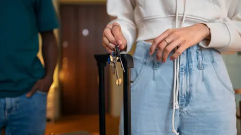 airbnb-host-welcoming-guests (1)