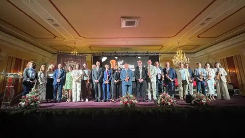 Foto Premiados y autoridades (1)