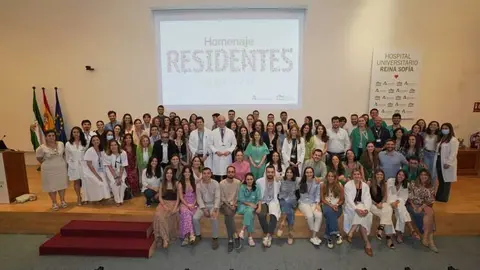Promoci&oacute;n de residentes que se despide este a&ntilde;o junto a responsables sanitarios (1)