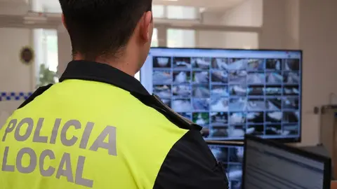 Centro de pantallas de la Jefatura de la Polic&iacute;a Local de Cabra_(08-08-2025) (1)