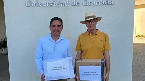 El alcalde, Gabriel Prieto, y Jes&uacute;s Prieto, posible familiar de una de las v&iacute;ctimas entreganm las muestras &oacute;seas y biol&oacute;gicas (1)