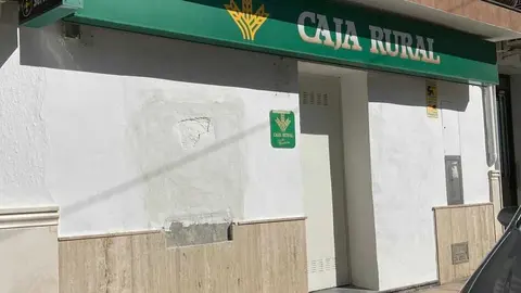 Oficina-de-Caja-Rural-del-Sur-en-Fuente-TOjar-de-donde-se-ha-retirado-el-cajero_08-10-2025 (1)