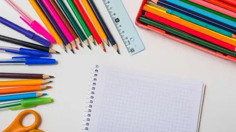 cuaderno-cuadrado-cerca-de-papeleria (1)