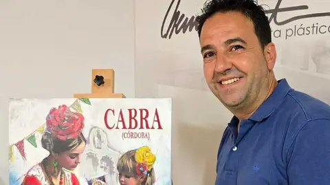 Chema Riquelme, junto al cartel de la Real Feria y Fiestas en honor a Mar&iacute;a Sant&iacute;sima de la Sierra 2025_(FOTO_ redes sociales de Chema Riquelme) (1)