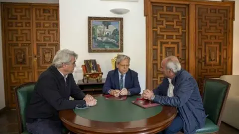 FOTO_Firmas-Convenios-Emproacsa_01-scaled-wpcf_600x400 (1)
