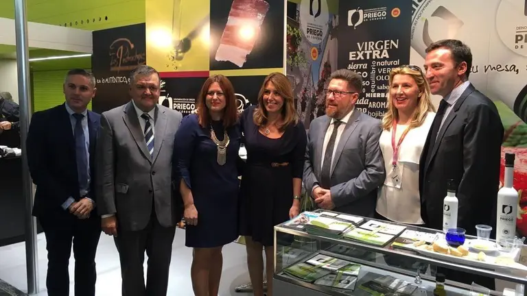 Susana D&iacute;az visita el stand