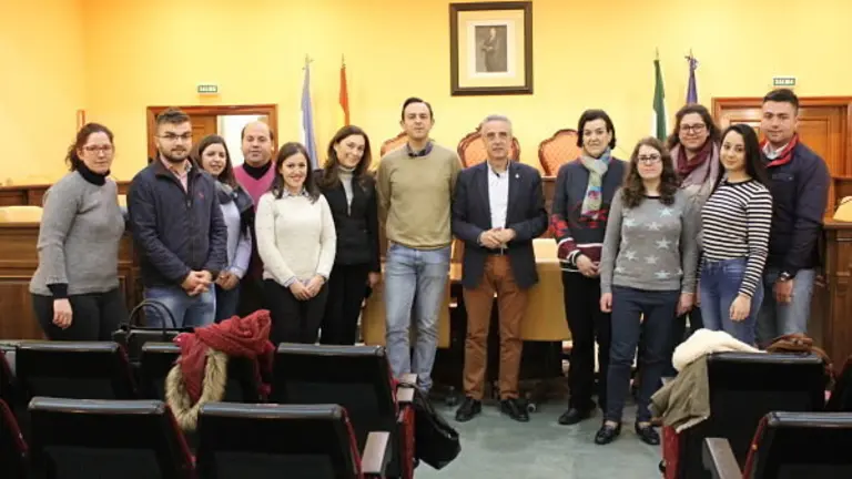 Juan P&eacute;rez y Manuel Lara con participantes en la landera de empleo_opt