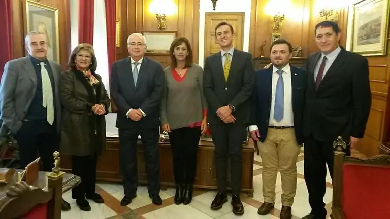 delegaci&oacute;n de Lucena junto al presidente Juan Jos&eacute; Imbroda