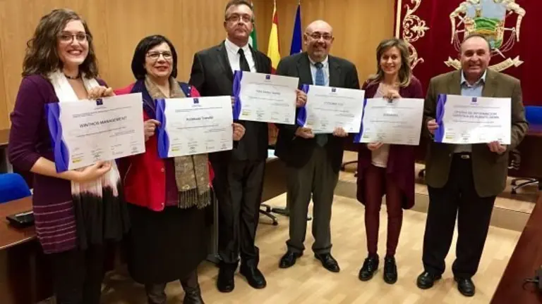 foto entrega distintintivos en Puente Genil_opt