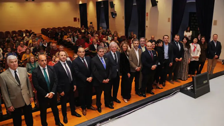 fotoentregadiplomasivconcursovinagresvinavin01_opt