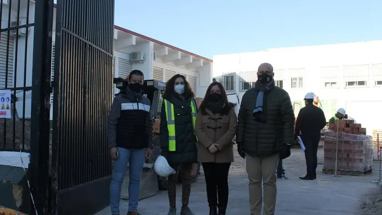 C&eacute;sar del Espino y Lourdes Parra junto al director del colegio