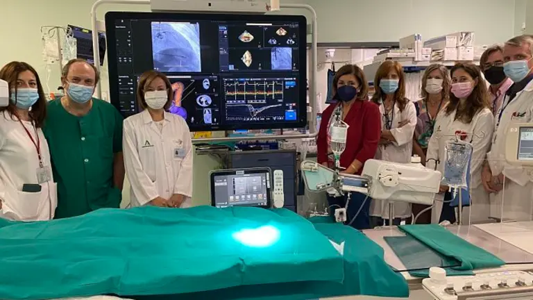 La delegada de Salud y Familias visit&oacute; el nuevo equipo_opt