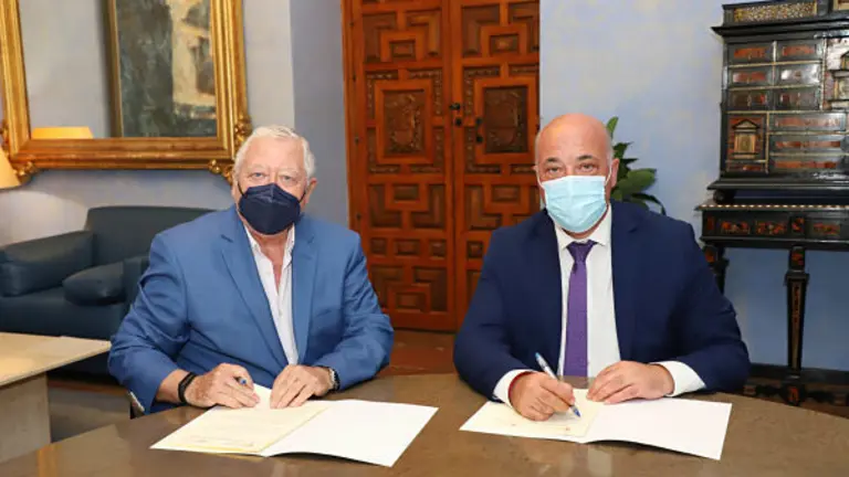 FOTO-Firma-de-convenio-con-Real-Academia-de-Nobles-Artes-y-Bellas-Letras_01-scaled_opt