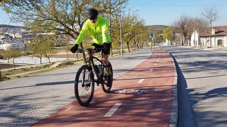 ciclista en el carril bici zona de la Estaci&oacute;n_opt