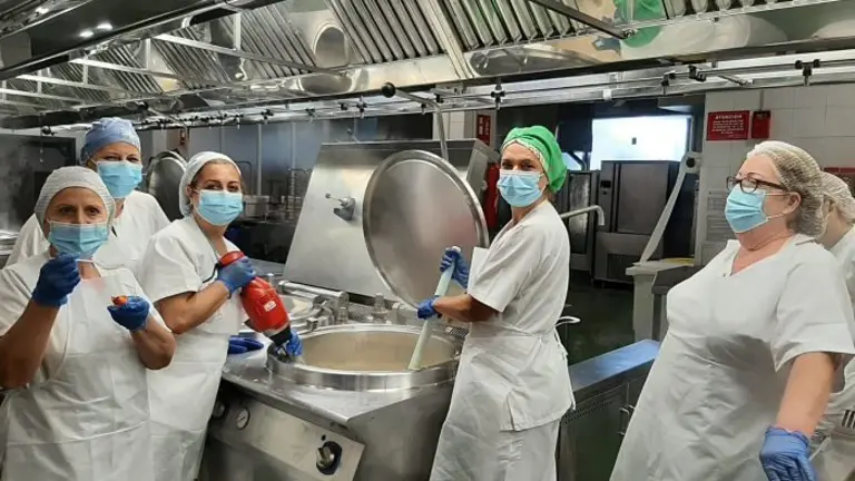 foto equipo cocina preparando men&uacute;_opt