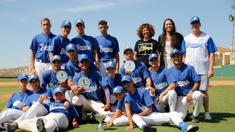 Autoridades y equipo campe&oacute;n (1)